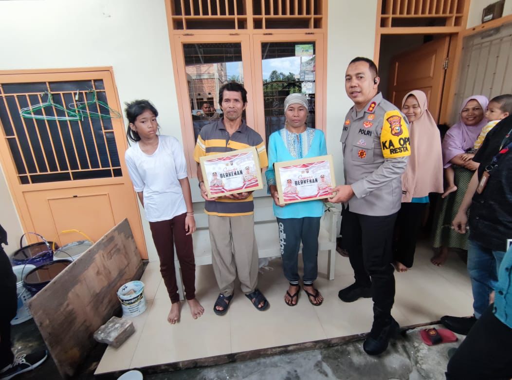 Kapolresta Pekanbaru AKBP Jeki Rahmat memberikan bantu sosial masyarakat Jalan Adi Sucipto sembari memberikan pesan Pemilu Damai, Jumat (29/12/2023)